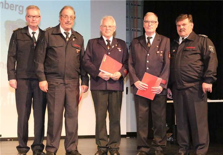 Für 50 Jahre wurden von Kreisbrandmeister Dirk Engstenberg (links) geehrt: Johannes Hahnenberg, Martin Funke, Willi Mauel, Günter Wiegershaus.