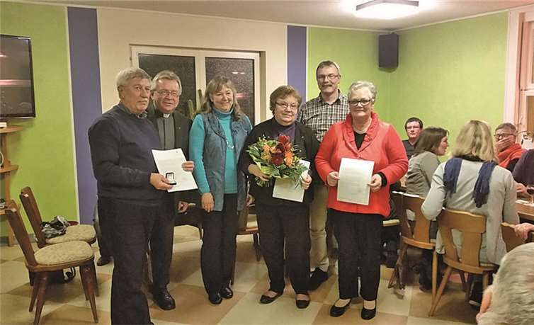 Für 50-jährige Mitgliedschaft wurden geehrten mit Präses, Vorsitzender und Dirigenten (v.l.): Ewald Zepp, Präses Pastor Birkenheier, Erste Vorsitzende Monika Bühler, Marianne Zepp, Chorleiter Claus Heuft, Irmgard Schneider. privat