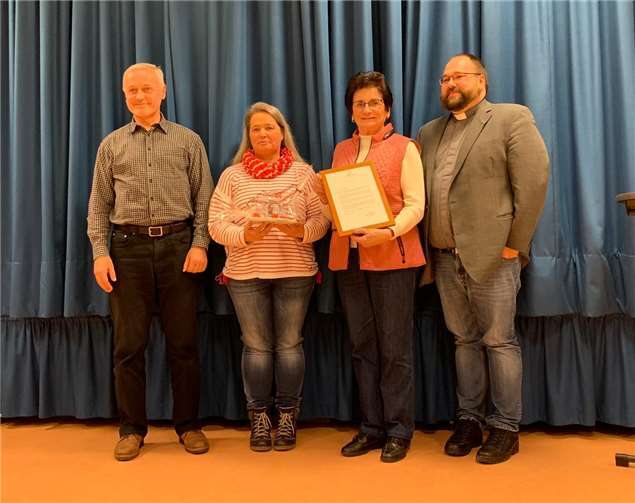 Für 60 Jahre aktive Mitgliedschaft wurde Renate Birnbach im Namen von Chor und Bistum geehrt. Foto: privat