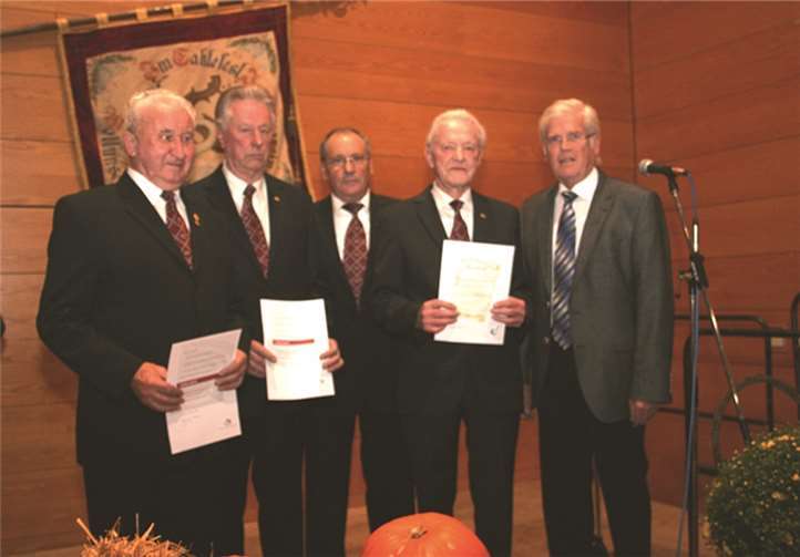 Für 60 bzw. 65-jähriges Singen im Chor wurden (von links) Joachim Gawlik, Reiner Distelrath und Heinz Diewald durch den Vorsitzenden des Kreischorverbandes Günter Nerger geehrt, denen Vorsitzender Günther Michels (Bildmitte) herzlich gratulierte.