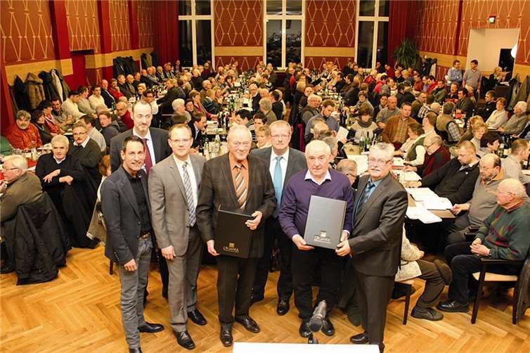 Für 60-jährige Mitgliedschaft geehrt: Rudolf Creuzberg (4.v.l.) und Josef Liersch (2.v.r.). Es gratulierten der Vorstand mit Friedhelm Nelles (r.), Günter Schüller (l.) und Thomas Monreal (3.v.l.) sowie Aufsichtsratsvorsitzender Dieter Großgarten (3.v.r.) und Guido Platten (2.v.l.) vom Genossenschaftsverband. -BÜN-