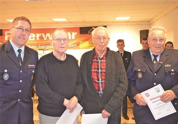 Für 60-jährige Treue zur Feuerwehr wurden im Beisein von Stadtwehrleiter Michael Zimmermann (links) ausgezeichnet: Heinz Kleebach, Leo Wisskirchen und Gerhard Aigner.