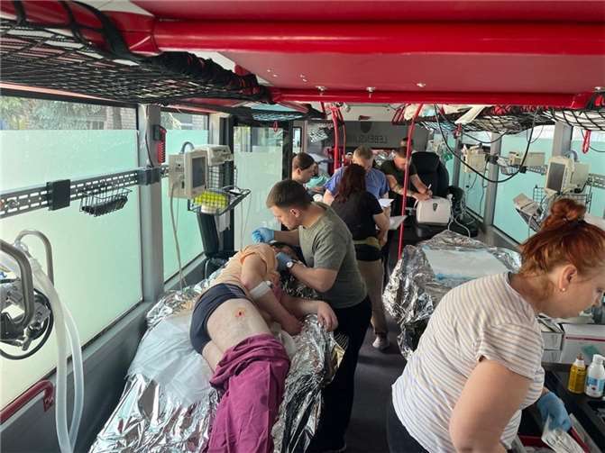 Für 65.000 Euro soll ein normaler Linienbus gekauft, entkernt und zum mobilen Hospital umgebaut werden.  Foto: privat