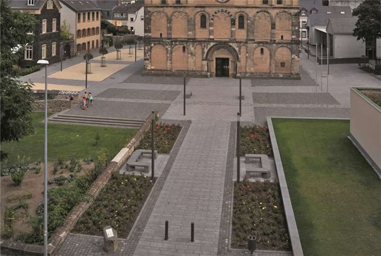 Für 830.000 Euro wurde der Domplatz neu gestaltet. Am 15. August wird dies mit einem Domplatzfest gefeiert. Stadtverwaltung/Maurer