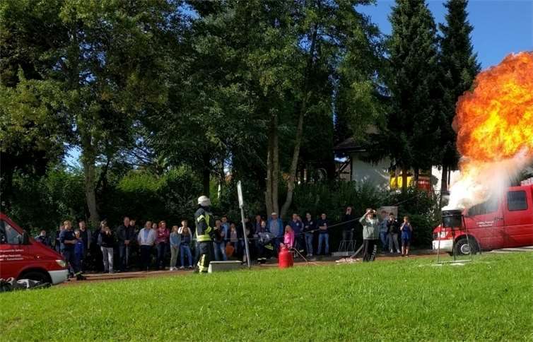 Für Action sorgen gegen 15:30 Uhr die Jugendfeuerwehren Marienrachdorf und Krümmel-Sessenhausen mit einer großen Showübung.