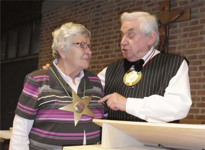 Für Annekäthe Federhen gab aus der Hand von Wille Birenfeld den „Blootwoosch-Orden“. privat