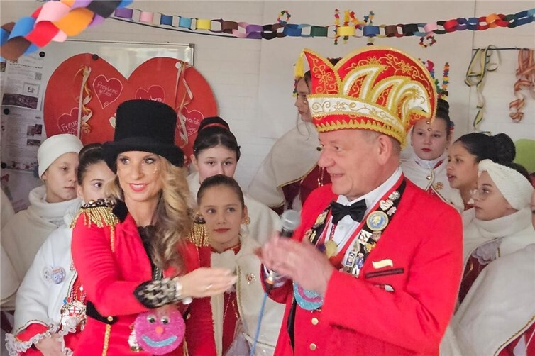 Für Begeisterung sorgte Herr Klasen mit seiner ersten „Amtshandlung“: Unter tosendem Applaus verkündete er kurzerhand „Hausaufgabenfrei bis Aschermittwoch“ – sehr zur Freude der Schülerinnen und Schüler.