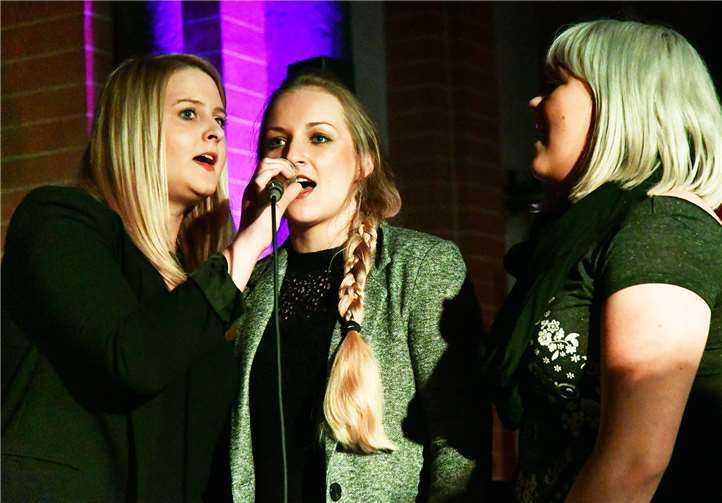 Für Begeisterung sorgte auch der talentierte Background-Chor.