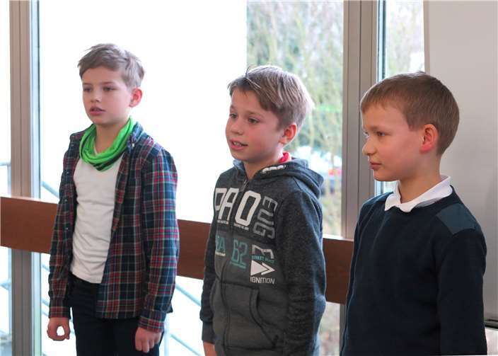 Für Begeisterung sorgten drei Jungen mit ihrem Vortrag eines Gedichtes von Erich Kästner.