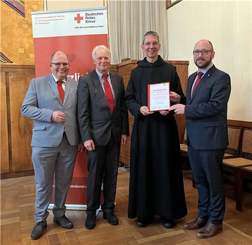 Für Benjamin Albrecht (Leiter Spendeorganisation DRK-Blutspendedienst Rheinland-Pfalz und Saarland, re.), Jörg Backhaus (Kaufmännischer Leiter DRK-Blutspendedienst Rheinland-Pfalz und Saarland, li.) und Franz-Josef Schneider (Gebietsreferent, 2. V. li.) war es eine Ehre, Pater Prior-Administrator Petrus Nowack OSB (2. V. re.) als Vertreter der Abtei für 60 Jahre Blutspende in der Benedektinerabtei eine Urkunde zu verleihen.  Foto: Astrid Zens / DRK-Kreisverband Ahrweiler e.V.