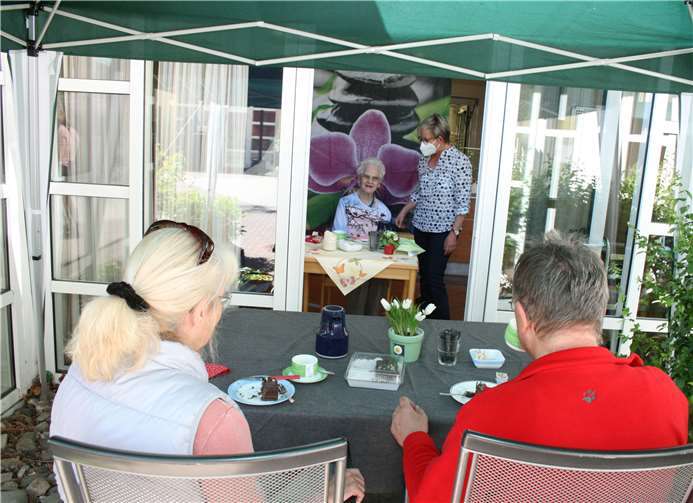 Für Besuche in Corona-Zeiten hat das Marienhaus Seniorenzentrum für seine Bewohnerinnen und Bewohner das Café Kontaktlos eingerichtet. Hier konnte sich Edelgard Maybaum an ihrem 91sten Geburtstag mit ihrem Sohn und ihrer Schwiegertochter treffen und gemeinsam Kaffee trinken.Foto: Andrea Schulze