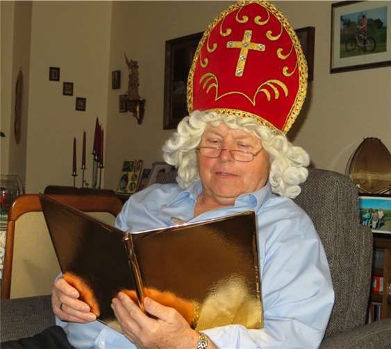 Für „Blick aktuell“ hat er mal auf seine „Vermummung“ verzichtet: Gerd NIKOLAUS Kaul beim Studium seines goldenen Buches. MKA