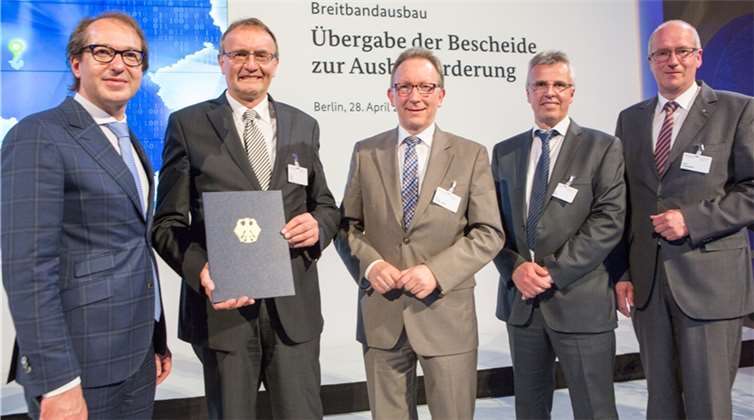 Für Breitbandinfrastrukturprojekte der Landkreise Altenkirchen und Neuwied werden insgesamt knapp 30 Millionen Euro Fördermittel bereitgestellt. Neben den Landesmitteln können beide Landkreise auf Fördermittel des Bundes in Höhe von rund 15 Millionen Euro zurückgreifen. Entsprechende Bescheide erhielten Neuwieds Landrat Rainer Kaul und Vertreter der Gebietskörperschaften aus den Händen von Bundesminister für Verkehr und digitale Infrastruktur, Alexander Dobrindt in Berlin. Über die Förderbescheide freuten sich (v.l.n.r.): Minister Alexander Dobrindt, Landrat Rainer Kaul, der Bundestagsabgeordnete Erwin Rüddel, Projektleiter Manfred Rasbach sowie der technische Berater Martin Rudersdorf. Fotos: Kreisverwaltung