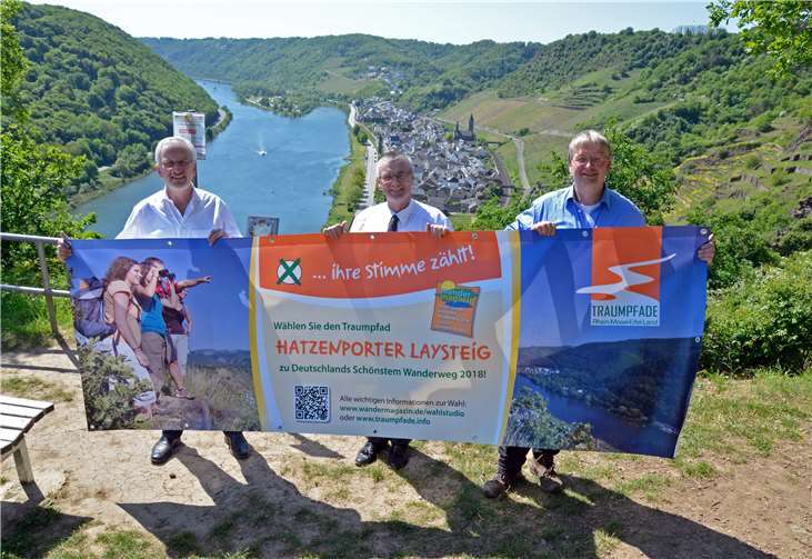 Für Bürgermeister Bruno Seibeld, Landrat Dr. Alexander Saftig und Albrecht Gietzen, Ortsbürgermeister von Hatzenport (v.l.n.r.), hat der Hatzenporter Laysteig den Titel verdient. Dafür braucht er die meisten Stimmen in der Publikumswahl. privat