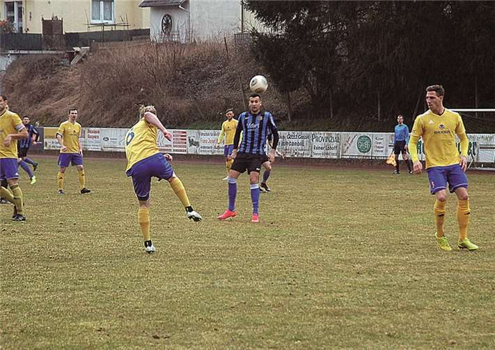 Für Burgbrohl (gelbe Trikots) waren es drei wichtige Punkte.RÜ