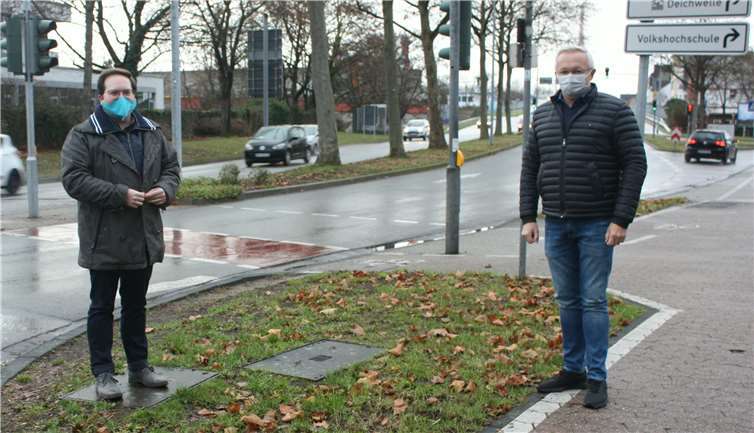 Für CDU-Landtagskandidat Pascal Badziong und Landrat Achim Hallerbach steht an der Engerser Landstraße (L 307) fest: Abstufungen der Landesstraßen müssen verhindert werden.