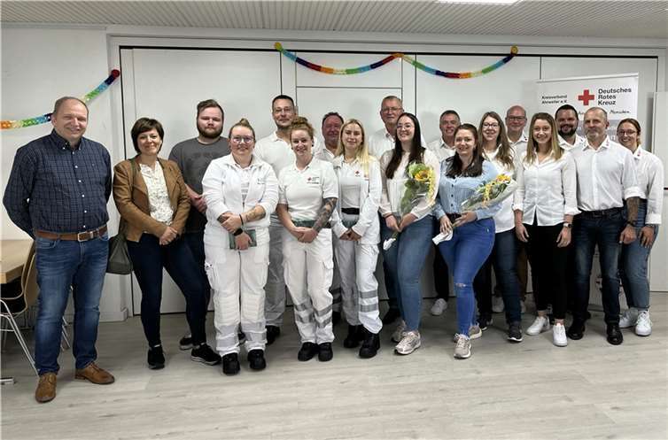 Für DRK-Kreisgeschäftsführer Ulrich Bergmann (li.) und den stellevertretenden DRK-Kreisverbandspräsident Achim Juchem (6. v. li) war es eine Ehre, den Azubis zu ihren tollen Abschlüssen zu gratulieren. Sie begrüßten die neuen Auszubildenden und dankten den Praxisanleiterinnen und -anleitern.  Foto: Astrid Zens / DRK-Kreisverband Ahrweiler e.V.)