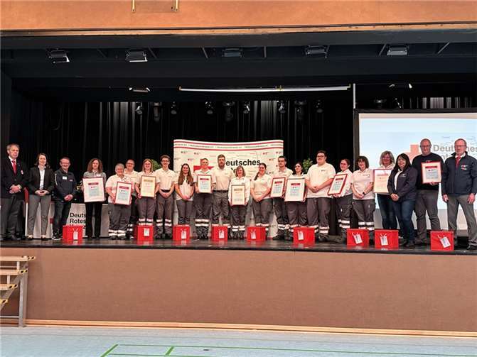 Für DRK-Kreisverbandspräsident Achim Haag (li.) und Landrätin Cornelia Weigand (2. v. li.) war es eine Herzensangelegenheit, den Mitgliedern der DRK-Ortsvereine Adenau, Bad Breisig, Bad Neuenahr-Ahrweiler, Grafschaft, Niederzissen, Remagen, Sinzig, Wehr und Weibern sowie den Mitarbeitenden der Kreisgeschäftsstelle die Fluthilfemedaille des Landes Rheinland-Pfalz sowie eine Urkunde zu überreichen.  Foto: Jeannette Zimmermann / DRK-Kreisverband Ahrweiler e.V.