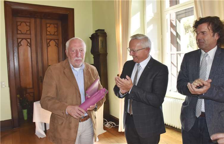 Für Dr. Bruno Kremer gab es vonseiten des Landrats und Dr. Lahr großen Beifall, da er für das Jahrbuch ganze 48 Beiträge schrieb.HEP