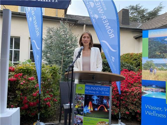 Corinna Bast wird neue Brunnenkönigin Für Elena I. (mit bürgerlichem Namen Waditzer) waren die vergangenen vier Jahre, die „doch sehr schnell vorbeigegangen“ seien, eine persönliche Bereicherung.