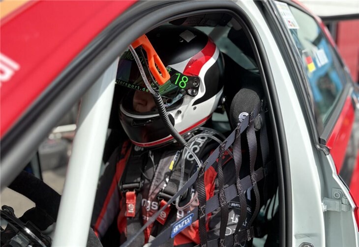 Für Fahrer Julian Konrad begann das Wochenende vielversprechend.  Foto: privat
