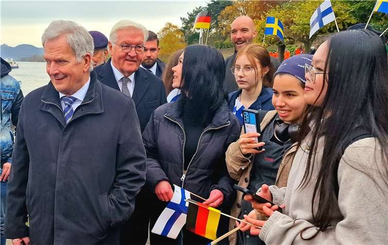 Für Fotos mit finnischen und schwedischen Austauschschülern nahmen sich beide Präsidenten Zeit.  Fotos: AWi
