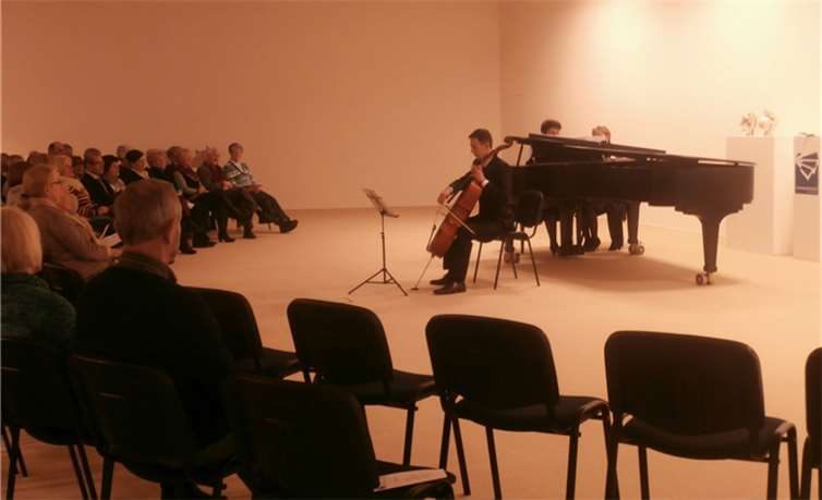 Für Frederik Jäckel, neuer Lehrer für Violoncello an der Kreismusikschule, war das Konzert Gelegenheit, sich einem breiteren Publikum aus der Region vorzustellen. TK
