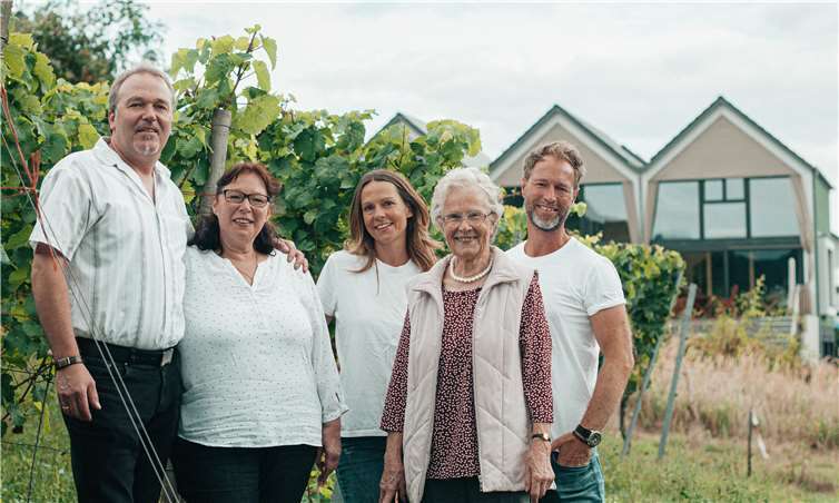 Für Holger Mauer (r.) und Jessica Richard (Mitte) sind die „Mosel Chalets“ keine Firma, sondern ein Herzensprojekt. Foto:privat