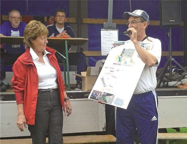 Für Ihre vorbildliche und großzügige Unterstützung des Turniers in den letzten Jahre erhielt Rita Heuser als Dankeschön eine selbst gemachte Kollage mit Unterschriften und Bilder der jüngsten Kicker.