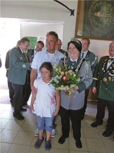 Für Jenny Schmickler heißt es die Königswürde weiter zu reichen. Vor zwölf Monaten stand sie noch in der ersten Reihe und konnte Kette und Krone in Empfang nehmen. Nun wird der neue Schützenkönig des Bezirksverbandes Pellenz gesucht.Privat