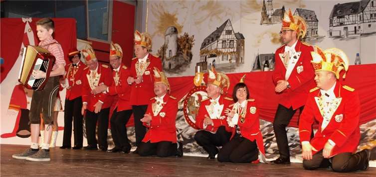 Für Johannes Eich, der auf seinem Akkordeon Oktoberfestlieder spielte ging der Elferrat sogar auf die Knie.