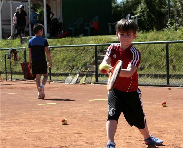 Für Kids gab es einen Beweglichkeits-Parcours sowie ein Mini-Feld.