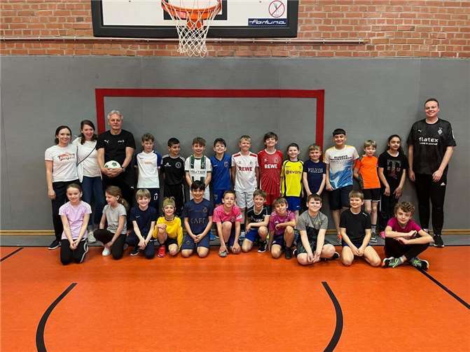 Für Kinder der dritten und vierten Schuljahre der „Schule im Ländchen“ ging in diesem März ein Traum in Erfüllung: Sie konnten mit den ehemaligen Fußball-Profis Marcel Witeczek und Michael Klinkert gemeinsam trainieren. Foto: privat