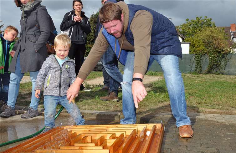 „Lach & Sachgeschichten“ mit viel Technik Für Kinder gab es jede Menge Betätigungsmöglichkeiten wie zum Beispiel ein Labyrinth, bei dem ein Tischtennisball per Wasserstrahl zum Ziel geführt wird.