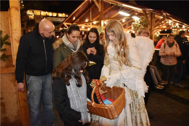 Für Kinder hatte das Christkind Körbe voller Geschenke dabei.