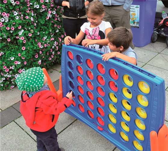 Für Kinder war beim CSD ein Spieleparcours aufgebaut worden.