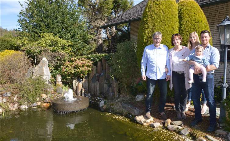 Für Kontinuität ist gesorgt: Heinz Radermacher hat seinen Betrieb an Christian Kraus übergeben. Von links nach rechts: Heinz Radermacher, Claudia Radermacher, Lena Kraus, Christian Kraus mit Töchterchen Lotta.BE