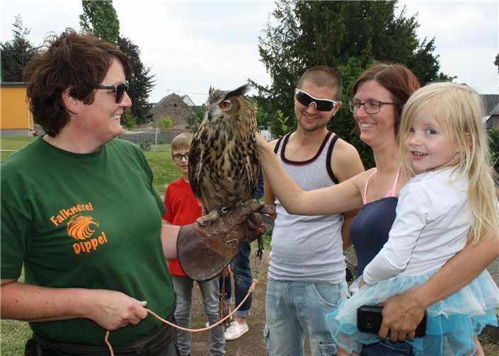 Für Kurzweil im Bereich eines Parks sorgte die Falknerei Dippel, die neben Bussard, Habicht und Falke auch einen Uhu präsentierte.TE