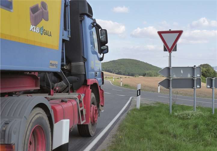 Für LKW-Fahrer ist die Kreuzung, an der die beiden Kreisstraßen zusammenlaufen ("Ast"), nur sehr schwer einzusehen. FRE