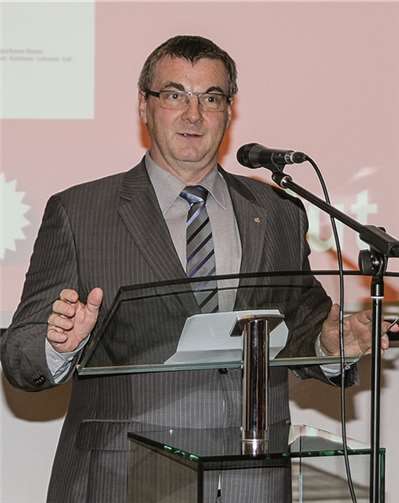 Für Landrat Dr. Alexander Saftig steht fest, dass im Sparkassen-Riesling 2013 die Arbeit der Winzer steckt.