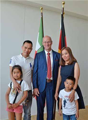 Für Le Hai Linh (l.) und ihren Bruder Le Bao Nam (r.) war die Begegnung mit dem Leitenden Staatlichen Beamten ein ganz besonderer Augenblick in ihrem jungen Leben: Aus seiner Hand erhielten sie ihre Einbürgerungsurkunden. Foto: privat