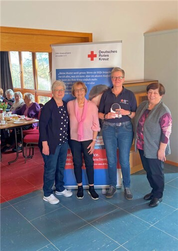 Für Marion Simonis, Teamleiterin des DRK-HausNotrufteams, war der Besuch der Kempenicher Frauengemeinschaft quasi ein Heimspiel. Sie hat lange in Kempenich gelebt und freute sich sehr, vielen bekannten Gesichtern die Vorteile des DRK-HausNotrufs aufzuzeigen. Foto: Astrid Zens / DRK-Kreisverband Ahrweiler e.V.
