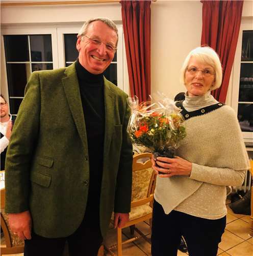 Für Marktmeisterin Karin Riebe gab es von Hans-Otte Schade eine kleine Aufmerksamkeit.