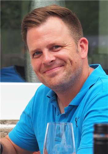 Ettringer spenden bereits 41.500 Euro für die Freunde an der Ahr Für Martin Schell (Vorstandsvorsitzender von Zukunft Mittelahr) stand fest: „Jeder Euro ist wichtig, der ankommt, ob nun durch große oder auch kleinere Spenden. Für mich ist der touristische Aufbau der Infrastruktur, Kinderspielplätze und Sportanlagen, sehr wichtig. Mit den Spenden, wie auch der von Ettringen, möchten wir einen sichtbaren Mehrwerteffekt schaffen um nachhaltig zu gestalten“.