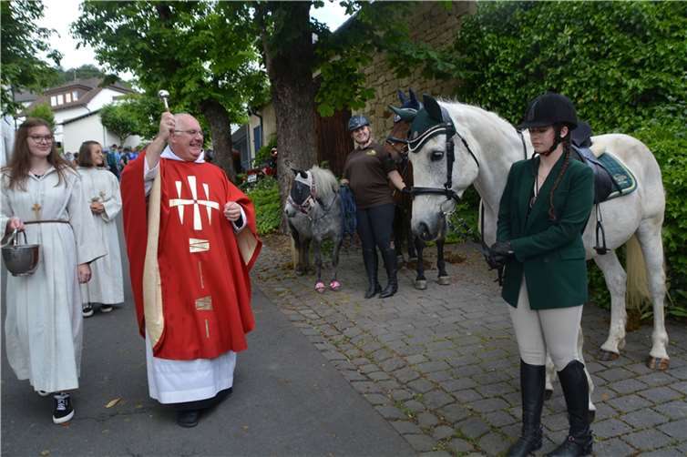 Ein Segen für Mensch, Maschine und Tier Für Mensch und Tier ist die traditionelle Pferdesegnung in Hain etwas ganz Besonderes
