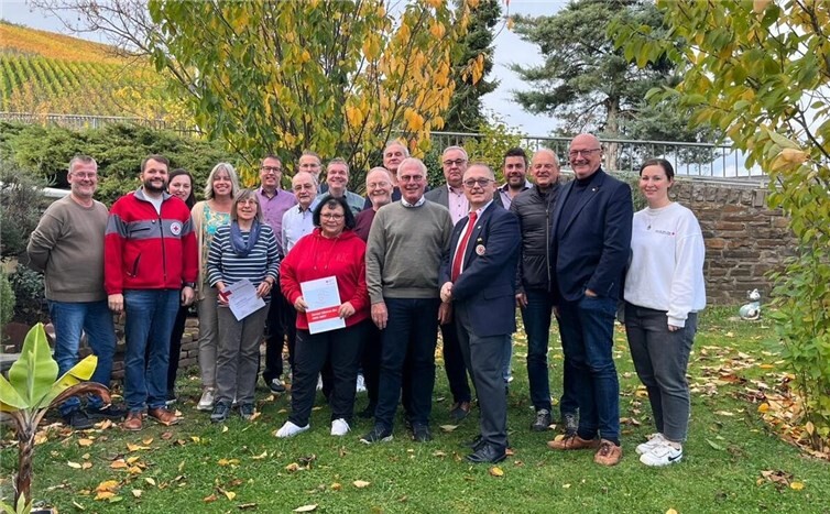 DRK ehrt Blutspenderinnen und Blutspender Für Michael Assenmacher, Vorsitzender des DRK-Ortsvereins Bad Neuenahr-Ahrweiler (5. v. li.), war es eine große Freude, langjährige Blutspenderinnen und Blutspender für ihr Engagement zu ehren und ihnen zu danken. Foto: Willi Kugel)