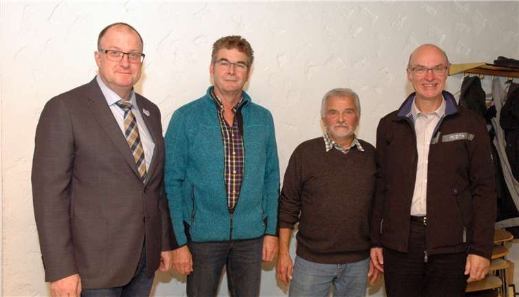 Für Niederadenau wurden ein neuer Ortsvorsteher und dessen Stellvertreter gewählt (v. l.): der Bürgermeister der Verbandsgemeinde Adenau Guido Nisius, Ortsvorsteher Klaus-Peter Stappen, stellvertretender Ortsvorsteher Artur Hollender und Ortsbürgermeister Robert Reuter.  UM