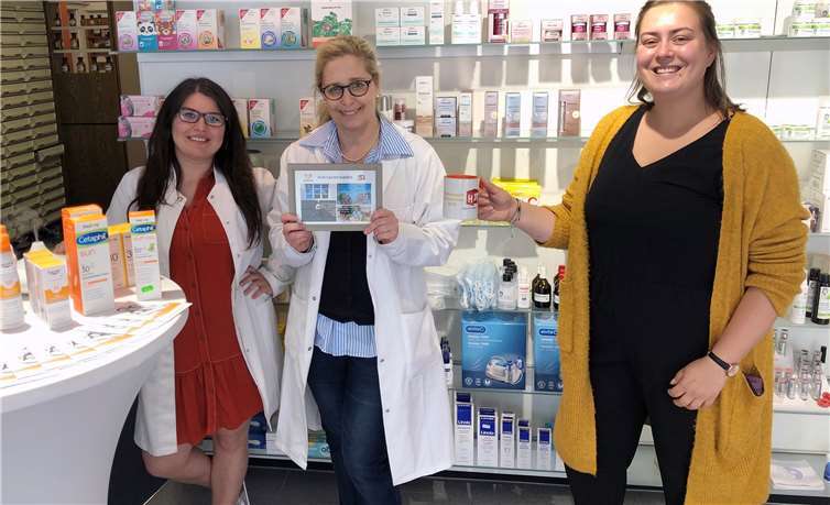 Für Nützliches zum Schutz der jugendlichen Helfer erhielt Ulrike Schönau-Wendling, Barbarossa-Apotheke (Mitte) von Carina Rolniczak (re) ein Erinnerungsbild.