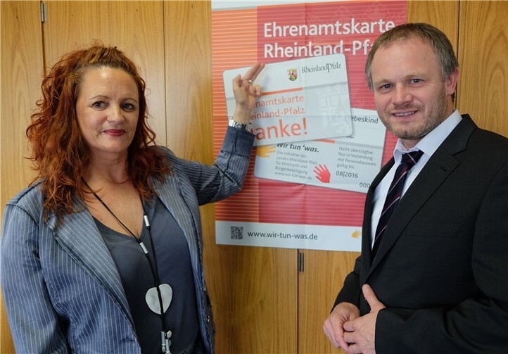 Für Oberbürgermeister Jan Einig ist die Ehrenamtskarte eine hervorragende Form zur Anerkennung ehrenamtlichen Engagements. Heike Heuchemer informiert Interessierte über die Voraussetzung für deren Erhalt. Privat