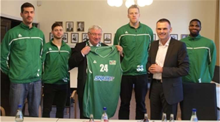 Für Oberbürgermeister Joachim Hofmann-Göttig (3.v.l.) hatte Thomas Klein (2.v.r.), Sportdirektor der Lützel Baskets bei der Vorstellung der Aktion „Baskets in die Bundesliga“ ein Originaltrikot als Geschenk. Fotos: US